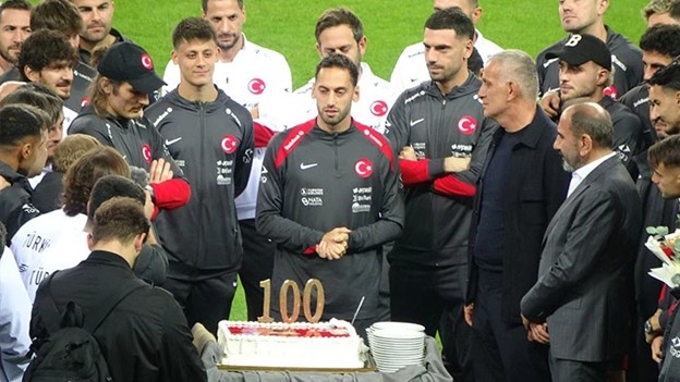 Millî Takım Kaptanı Hakan Çalhanoğlu'na Görkemli 100. Maç Kutlaması!